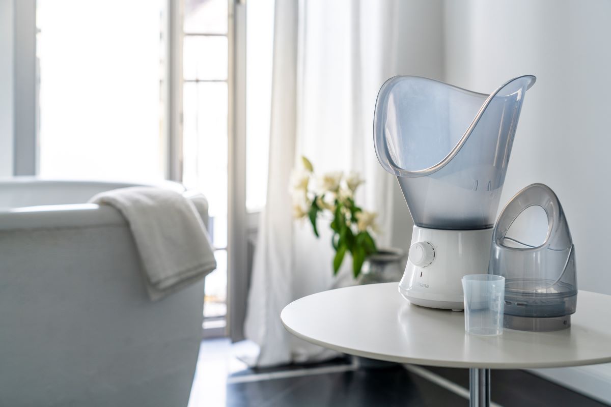 medisana DS 400 Gesichtssauna im modernen Badezimmer – effektive Dampfanwendung für intensive Gesichtspflege und freie Atemwege